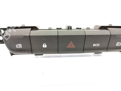 warning-switch-dacia-spring-2020-23758429 main image