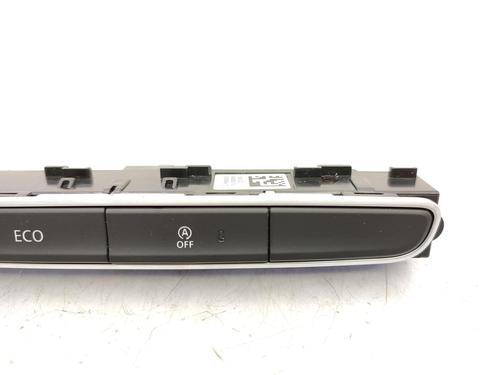 switch-renault-megane-iv-hatchback-b9amn_-2015-23731196 main image