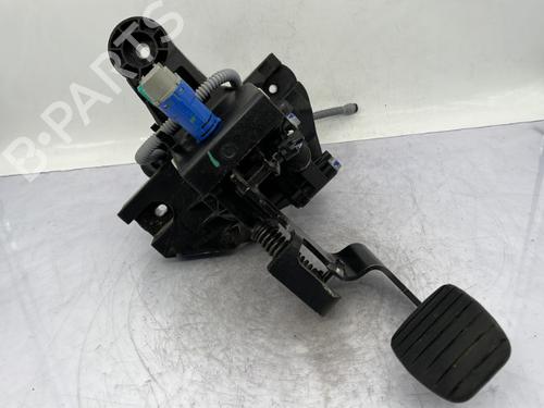 Used Clutch pedal RENAULT TRAFIC III Van (FG_) 1.6 dCi 95 (FGMJ, FGMR) (95 hp) 23681105