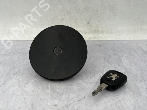 Używane Klapa wlewu paliwa PEUGEOT 206 Hatchback (2A/C) 1.4 16V (88 hp) 30863757