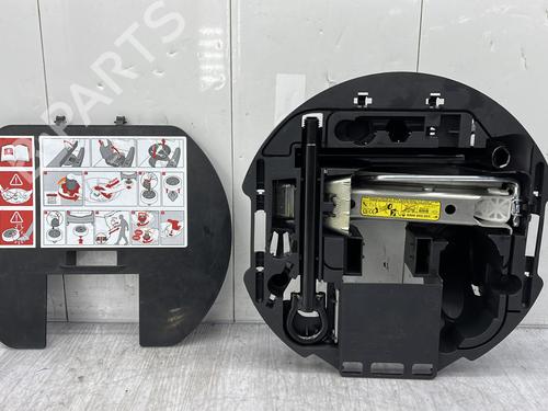 Używane Zestaw narzędzi / podnośnik RENAULT CLIO III (BR0/1, CR0/1) 1.2 16V (BR02, BR0J, BR11, CR02, CR0J, CR11) (75 hp) 30090177