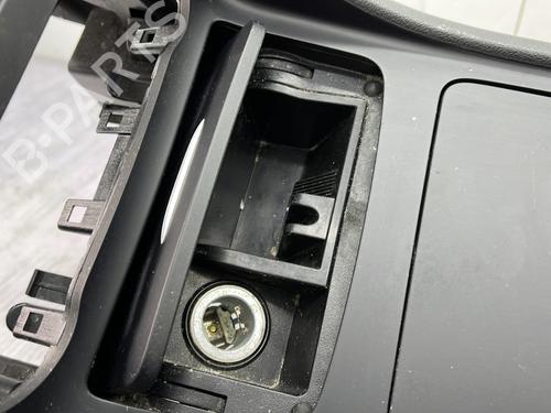 Used Armrest / Center console Armrest / Center console MERCEDES-BENZ GLA-CLASS (X156) GLA 220 CDI (156.903) (170 hp) 23933719 23933719