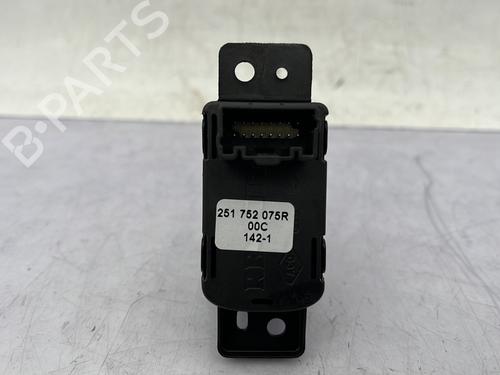 switch-renault-clio-v-b7_-2019-23759003 main image