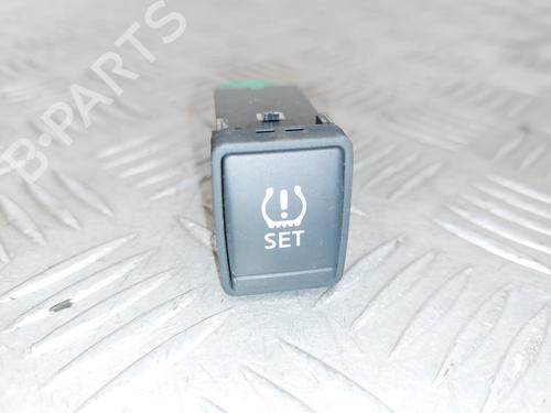 Used Switch NISSAN JUKE (F15) 1.6 (117 hp) 28689404