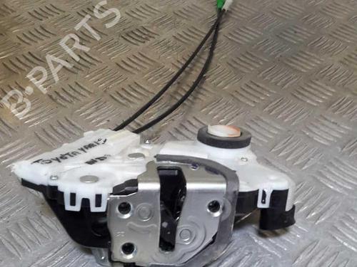 Used Front right lock TOYOTA YARIS (_P9_) 1.4 D-4D (NLP90_, NLP90R) (90 hp) 23714040