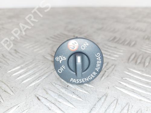 Used Switch RENAULT MEGANE IV Hatchback (B9A/M/N_) 1.6 dCi 130 (B9A4) (130 hp) 31074984