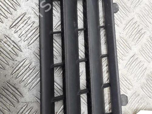 Used Grille RENAULT MEGANE II (BM0/1_, CM0/1_) 1.5 dCi (BM0F, BM0T, BM2B, CM0F, CM0T) (82 hp) 23658642