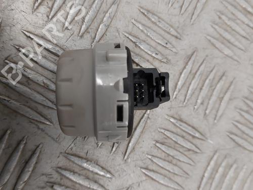 switch-renault-megane-iv-hatchback-b9amn_-2015-31092504 main image