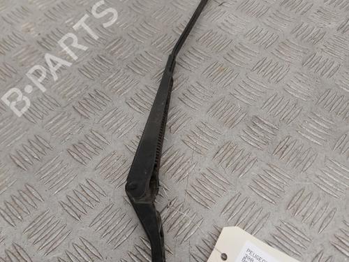 Used Front windshield wiper arm PEUGEOT 308 I (4A_, 4C_) 1.6 HDi (109 hp) 23745404