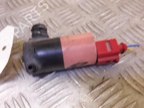 Used Washer pump TOYOTA YARIS (_P9_) 1.4 D-4D (NLP90_, NLP90R) (90 hp) 23733581
