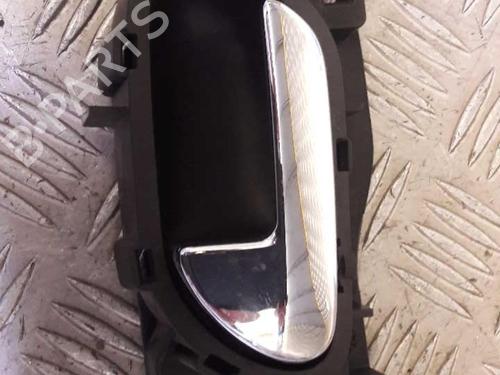 Venstre foran invendig håndtak PEUGEOT 407 (6D_) 2.0 HDi 135 (6DRHRH, 6DRHRE, 6DRHRG, 6DRHRJ) (136 hp) 23715820