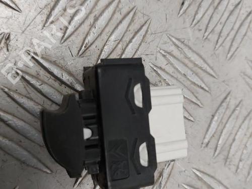 Used Right front window switch Right front window switch PEUGEOT 208 I (CA_, CC_) 1.6 HDi / BlueHDi 75 (75 hp) 23744910 23744910