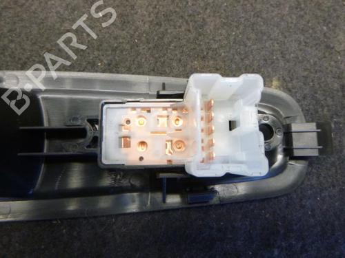 Used Right rear window switch RENAULT KADJAR (HA_, HL_) 1.2 TCe 130 (HLMR) (130 hp) 24242416