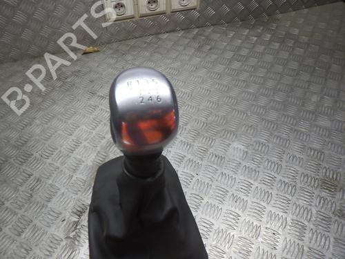 Pomo de la palanca de cambios TOYOTA YARIS (_P13_) 1.5 Hybrid (NHP130_, NHP130) (101 hp) 24248169