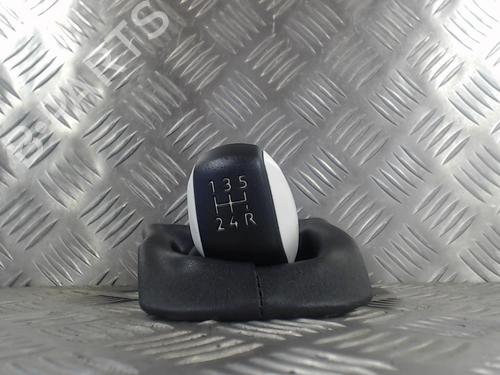 Used Gear lever PEUGEOT 208 I (CA_, CC_) 1.2 VTi 68 / PureTech 68 (68 hp) 24261033