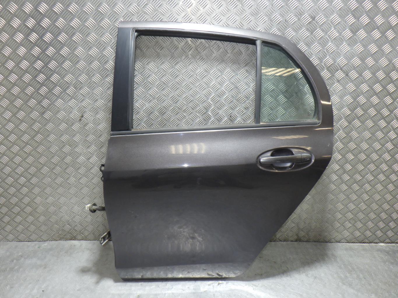 Porte Arrière Gauche Pour Toyota Yaris 2 Phase 1 - Réf 670040D110 - Occasion Bon état