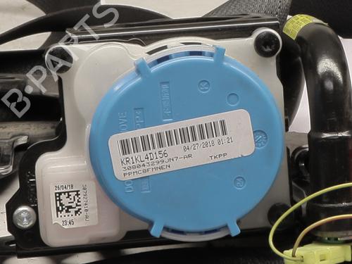 front-right-seatbelt-toyota-aygo-_b4_-2014-24275117 main image