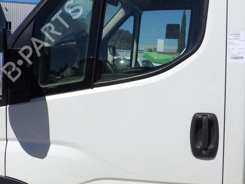 Used Left front door Left front door 39080330 39080330