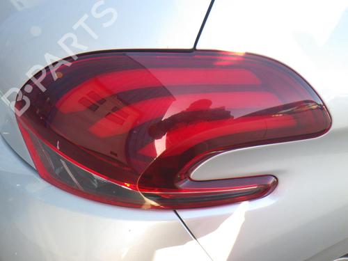 Feu arrière droit PEUGEOT 208 I (CA_, CC_) 1.2 VTI 82 (82 hp) 31977540