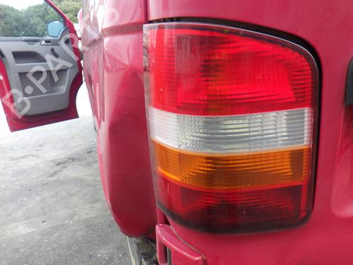 Farolim esquerdo VW TRANSPORTER T5 Bus (7HB, 7HJ, 7EB, 7EJ) 2.5 TDI (174 hp) 31136736