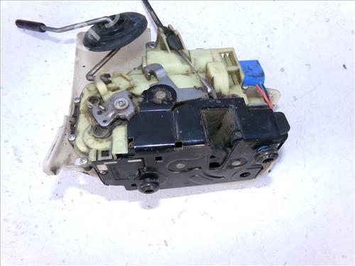 Cerradura puerta delantera izquierda VW CALIFORNIA T5 Camper (7EC, 7EF, 7EG, 7HF, 7HC) 1.9 TDI (102 hp) 30325390