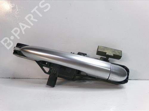 Używane Klamka zewnętrzna drzwi przednich lewych RENAULT LAGUNA II (BG0/1_) 1.9 dCi (BG08, BG0G) (120 hp) 24569012
