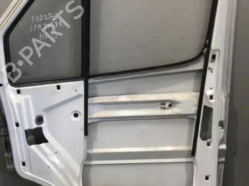 Right front door MERCEDES-BENZ SPRINTER 2-t Van (B901, B902) 211 CDI (901.661, 901.662, 902.661, 902.662) 901720040597