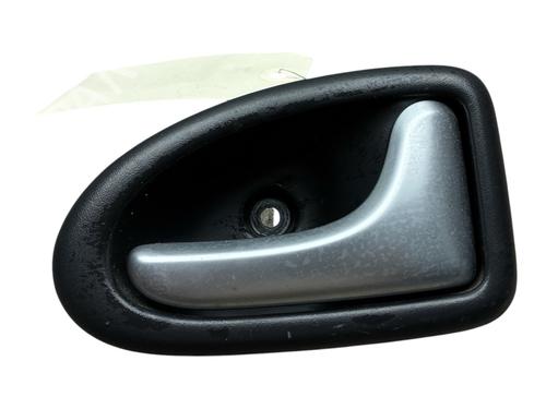 Maneta interior delantera derecha Maneta interior delantera derecha RENAULT CLIO II (BB_, CB_) 1.2 (BB0A, BB0F, BB10, BB1K, BB28, BB2D, BB2H, CB0A,... (58 hp) 37272224 37272224