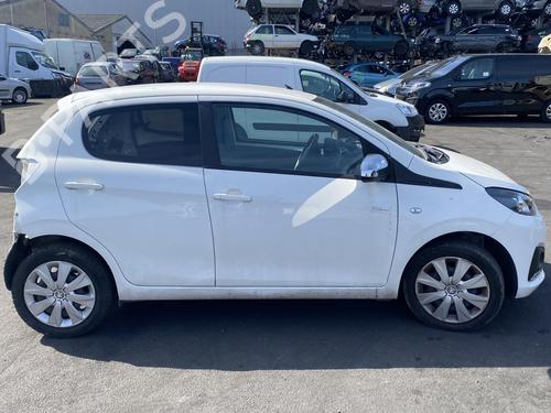 Left front fog light PEUGEOT 108 1.0 VTi 72 | BP26614807C30 - Image 35