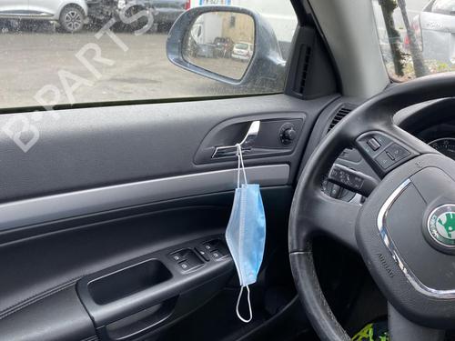 Venstre foran beltestrammer SKODA OCTAVIA II Combi (1Z5) 1.6 TDI | BP25575993C87 
