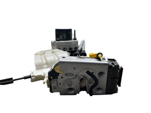 front-left-lock-jeep-renegade-suv-bu-b1-bv-2014-25505719 main image