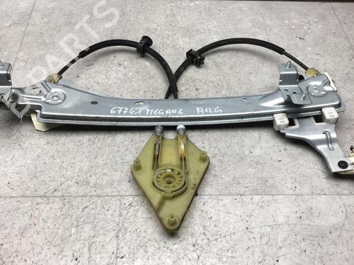Rudehejsemekanisme venstre bagtil RENAULT MEGANE III Hatchback (BZ0/1_, B3_) 1.5 dCi (106 hp) 25576493