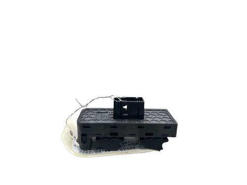 Used Left front window switch Left front window switch CITROËN C3 III (SX) 1.2 THP 110 (SXHNPS, SXHNZT, SXHNZ6) (110 hp) 25511377 25511377
