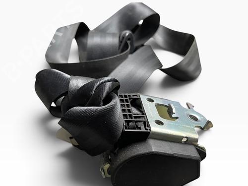 front-left-seatbelt-dacia-sandero-2008-39607304 main image