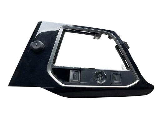 Used Middle console Middle console PEUGEOT 5008 II (MC_, MJ_, MR_, M4_) 1.2 THP (MRHNYH, MRHNYW, MRHNSJ, MRHNSU, MRHNSM) (131 hp) 28424844 28424844