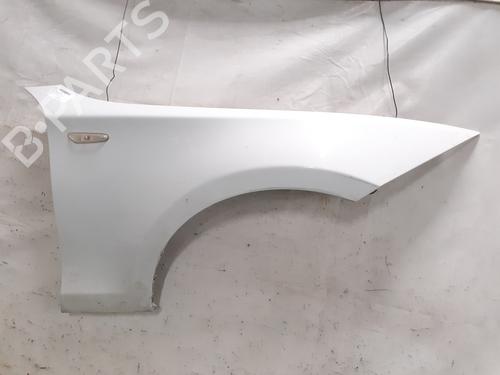 Guarda-lamas direito BMW 1 (E81) 118 d (143 hp) 31609429