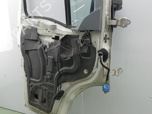 Used Left front door Left front door 38032519 38032519