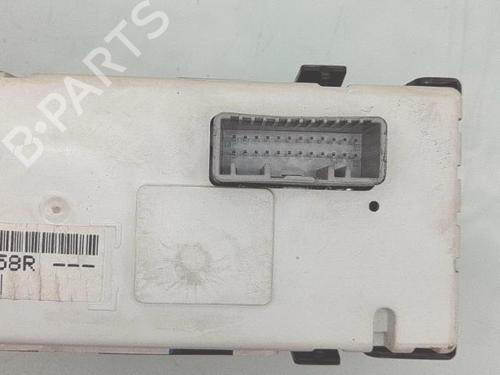 display-monitor-renault-megane-iii-hatchback-bz01_-b3_-2008-33724744 main image