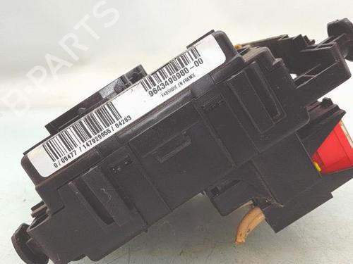 Used Fuse box Fuse box 39213879 39213879