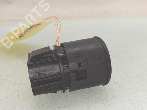 switch-renault-megane-iii-hatchback-bz01_-b3_-2008-35989467 main image