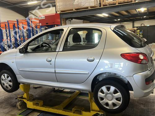 Left front fog light PEUGEOT 206+ (2L_, 2M_) 1.4 HDi eco 70 | BP25371904C30 