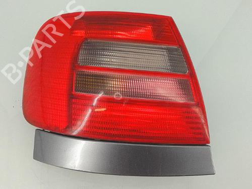 Venstre baglygte AUDI A4 B5 (8D2) 1.9 TDI (110 hp) 25363095