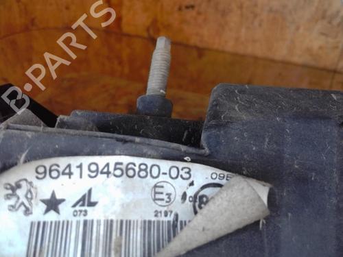 Used Left front fog light Left front fog light PEUGEOT 407 (6D_) 2.0 HDi 135 (6DRHRH, 6DRHRE, 6DRHRG, 6DRHRJ) (136 hp) 25365384 25365384