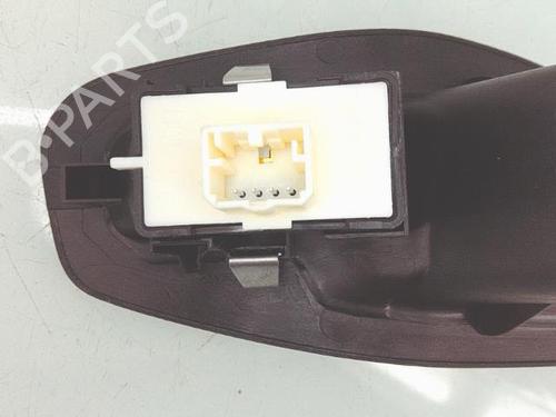 right-rear-window-switch-fiat-500x-334_-2014-30528755 main image