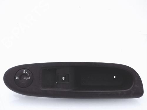 Interrupteur de vitre avant droite RENAULT CLIO II (BB_, CB_) 1.5 dCi (B/CB07) (65 hp) 25369343