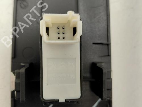 Used Right front window switch Right front window switch PEUGEOT 5008 II (MC_, MJ_, MR_, M4_) 1.2 THP (MRHNYH, MRHNYW, MRHNSJ, MRHNSU, MRHNSM) (131 hp) 34105628 34105628