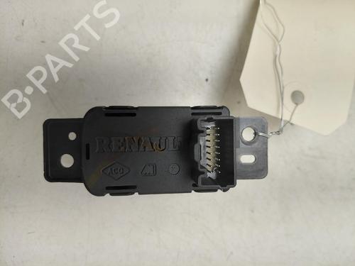 switch-renault-megane-iv-hatchback-b9amn_-2015-37754647 main image