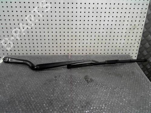 Used Front windshield wiper arm RENAULT TWINGO III (BCM_, BCA_) 1.0 SCe 70 (71 hp) 24763382