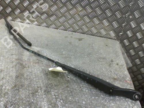 Used Front windshield wiper arm RENAULT TWINGO II (CN0_) 1.2 16V (CN04, CN0B) (75 hp) 30125987