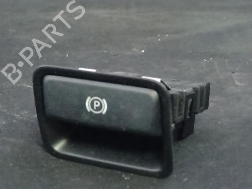 switch-mercedes-benz-cla-shooting-brake-x117-2015-2016-2017-2018-2019-38886874 main image